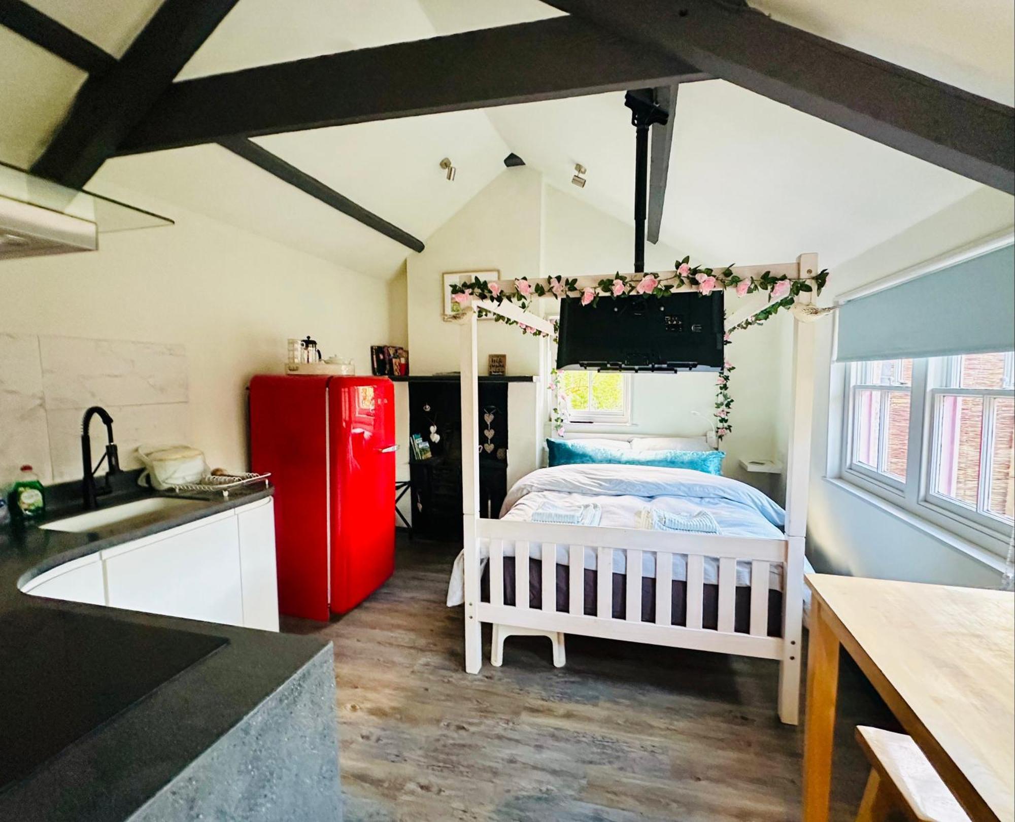 Tiny Romantic Retreat With Hot Tub On A Country Estate Near Cardigan Bay In Eryri Snowdonia Llanbedr  Exterior photo