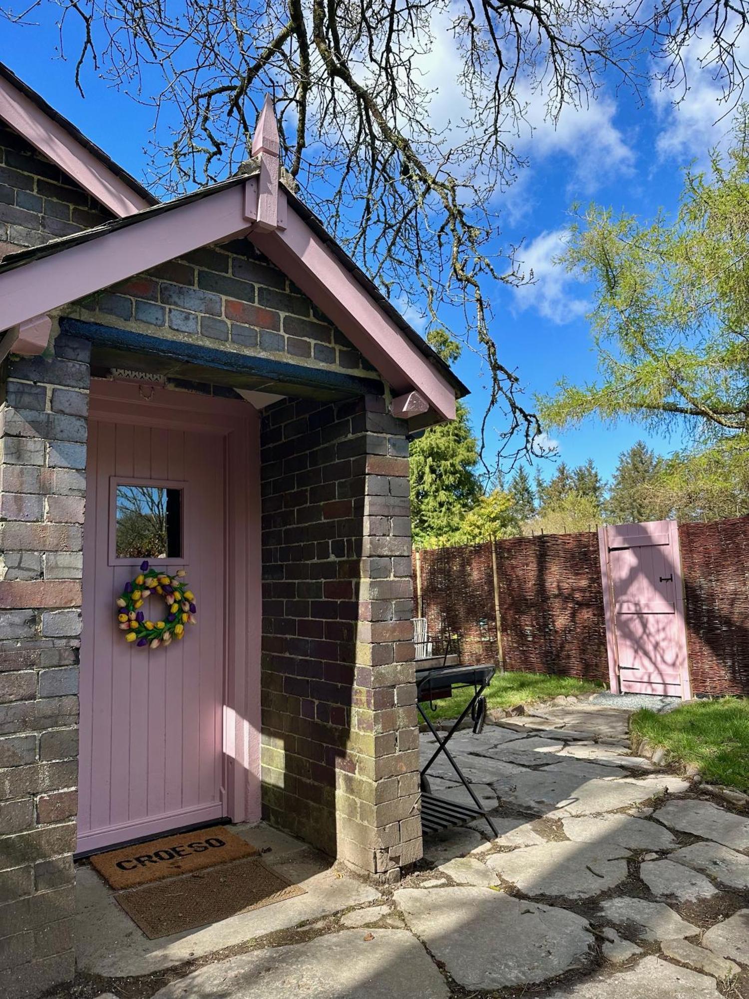 Tiny Romantic Retreat With Hot Tub On A Country Estate Near Cardigan Bay In Eryri Snowdonia Llanbedr  Exterior photo