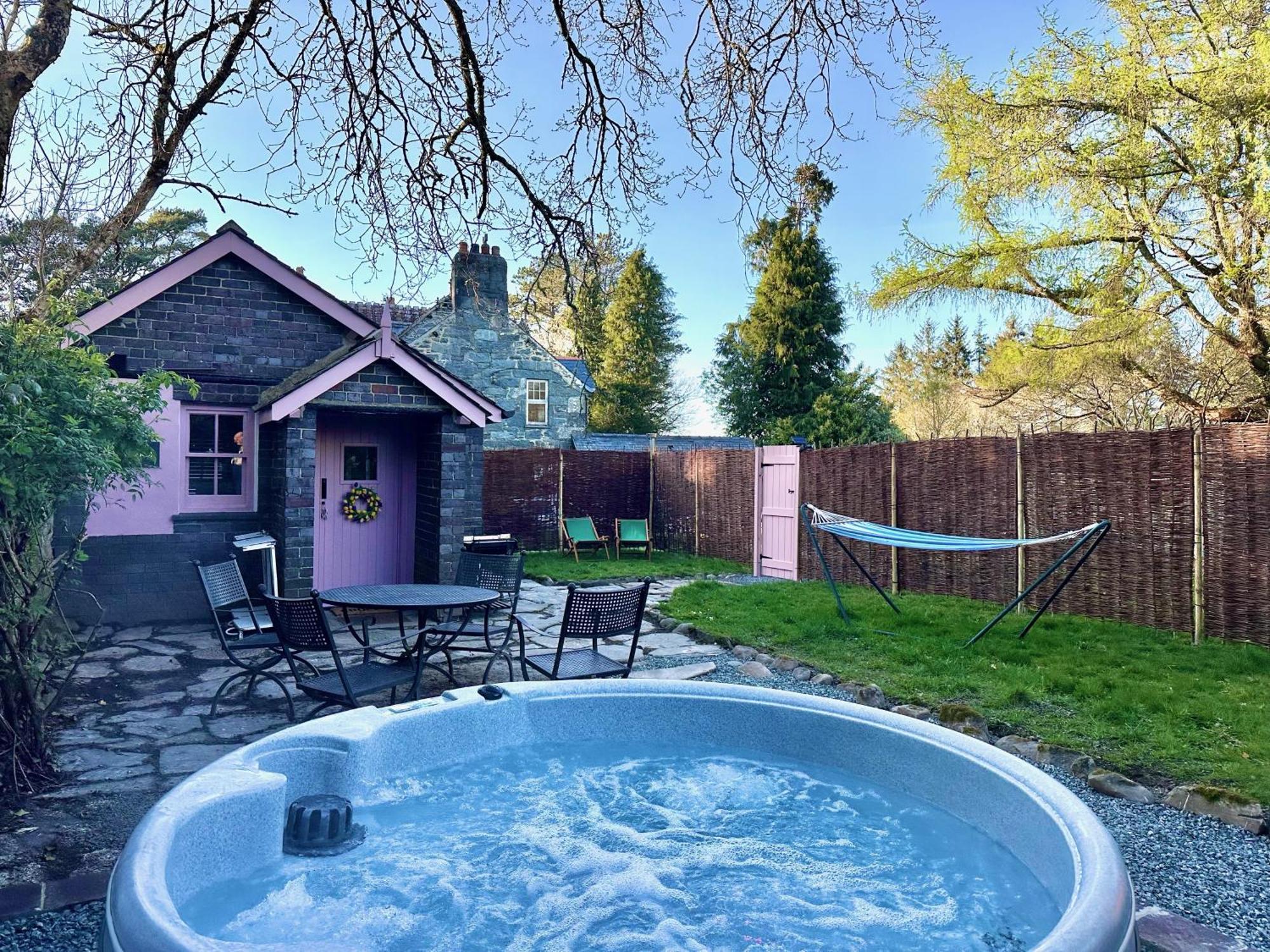 Tiny Romantic Retreat With Hot Tub On A Country Estate Near Cardigan Bay In Eryri Snowdonia Llanbedr  Exterior photo