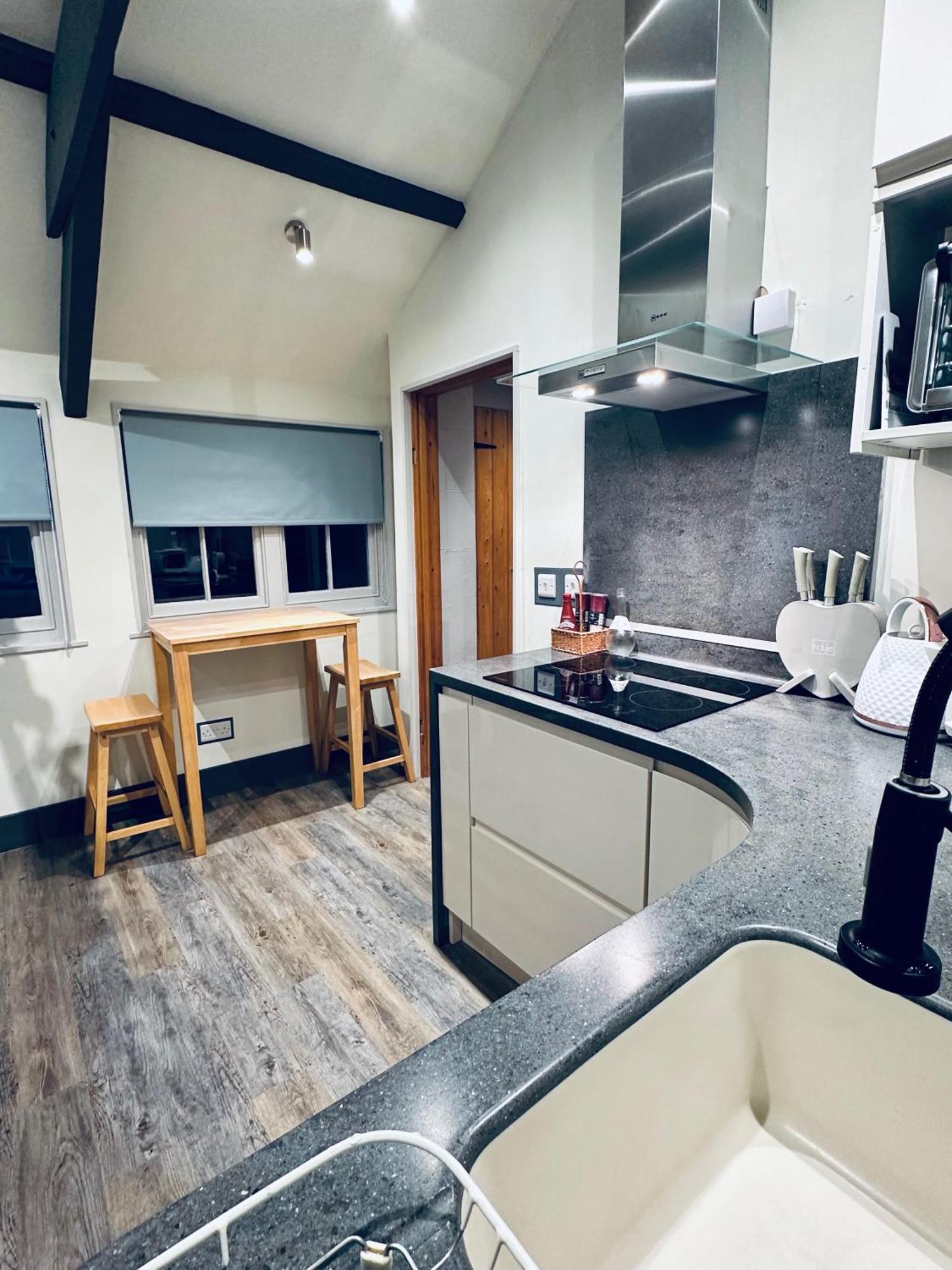 Tiny Romantic Retreat With Hot Tub On A Country Estate Near Cardigan Bay In Eryri Snowdonia Llanbedr  Exterior photo